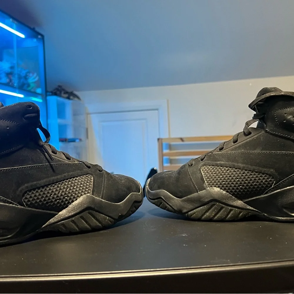 Air Jordan Men’s size 9 lift off shoes. Black, gold, and suede - Picture 3 of 4